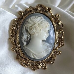 Vintage Cameo Brooch – Elegant Victorian Revival